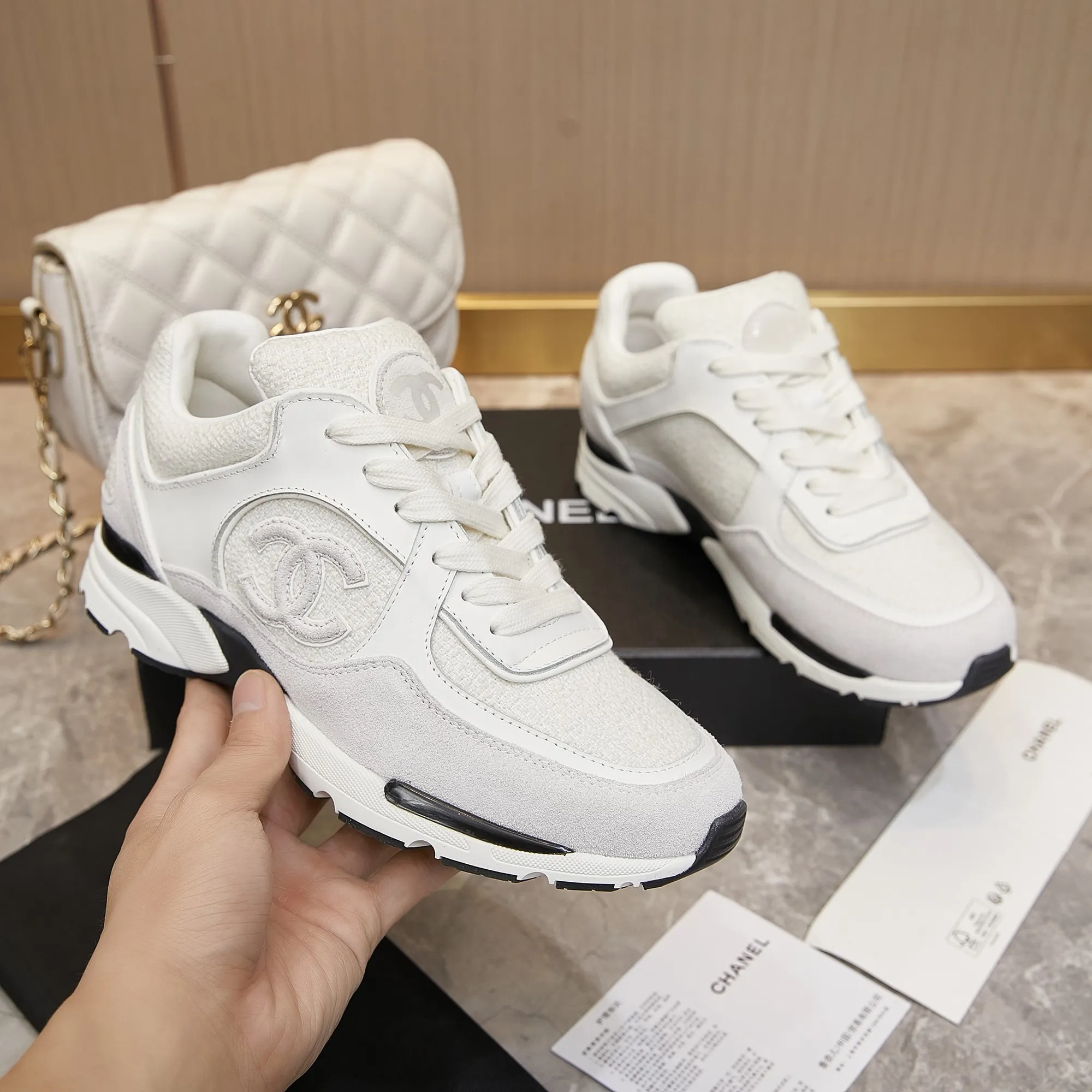 Men's shoes pP700! Chanel Chanel - 2024 counter top casual sneakers This classic design; the upper is embroidered with various techniques; the outsole is fashionable and sporty; the outsole is stylish and sporty; it incorporates a variety of color matching elements... The diversified mix and match is very good-looking and versatile, casual, fashionable, sports, and outdoor can be taken into account... ꫛꫀꪝ Go➫ Material: ❶Upper made of: original imported high silk cowhide suede + small fragrance fabric ❷Inner use: Original imported breathable sheepskin lining ❸ Outsole based on: Original TPU combination outsole Special counter boutique packaging complete set Women 35–41 Men 38-45